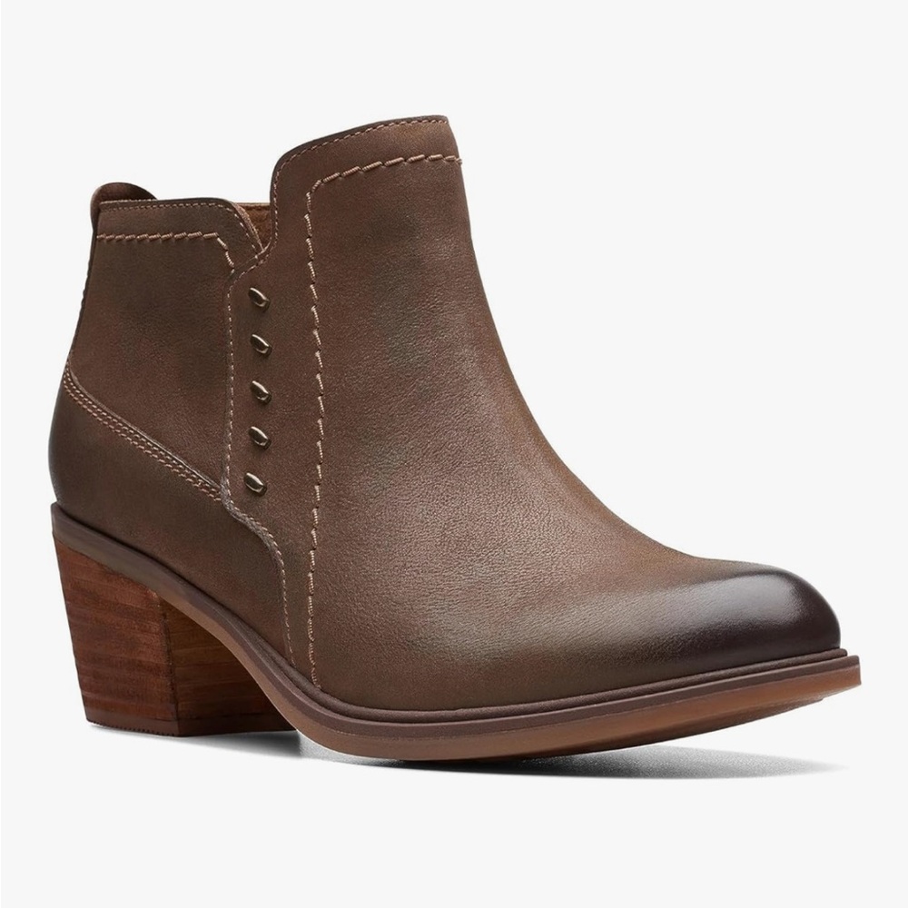 NEW Clarks Neva Lo Brown Leather Western Studded Ankle Booties Size 9